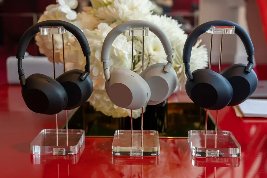 Comparison of Sony WH-1000XM5 colors: Black, Silver, and Midnight Blue on display stands.